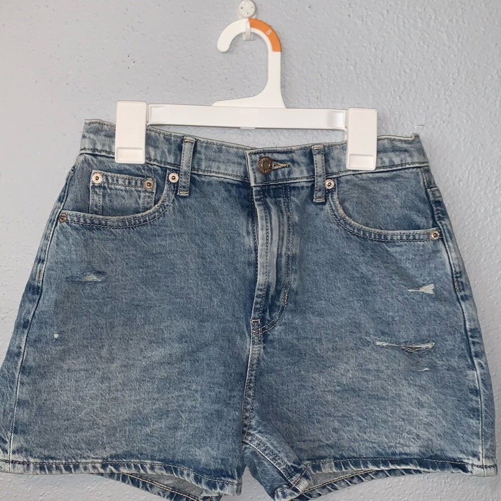 So cute, never been worn, very easy to pair with.